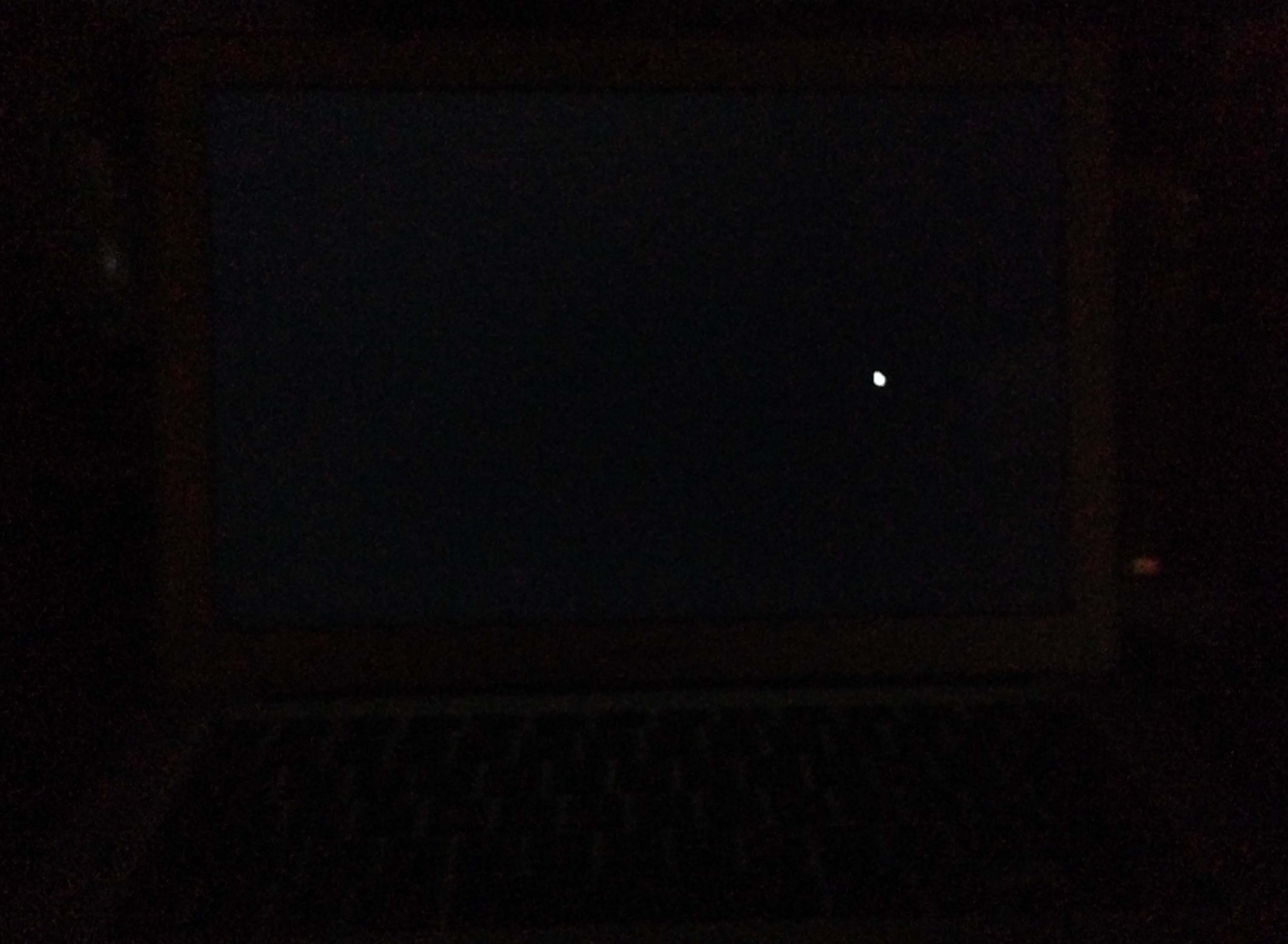 对比家里各种屏幕的漏光测试。-酷开TV K系列