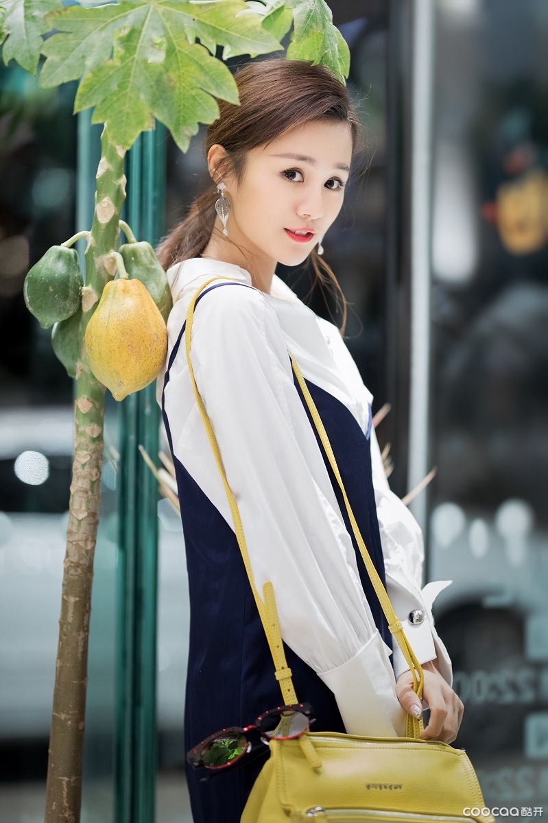 安悦溪最新街拍曝光 自在愉悦玩转都市时尚